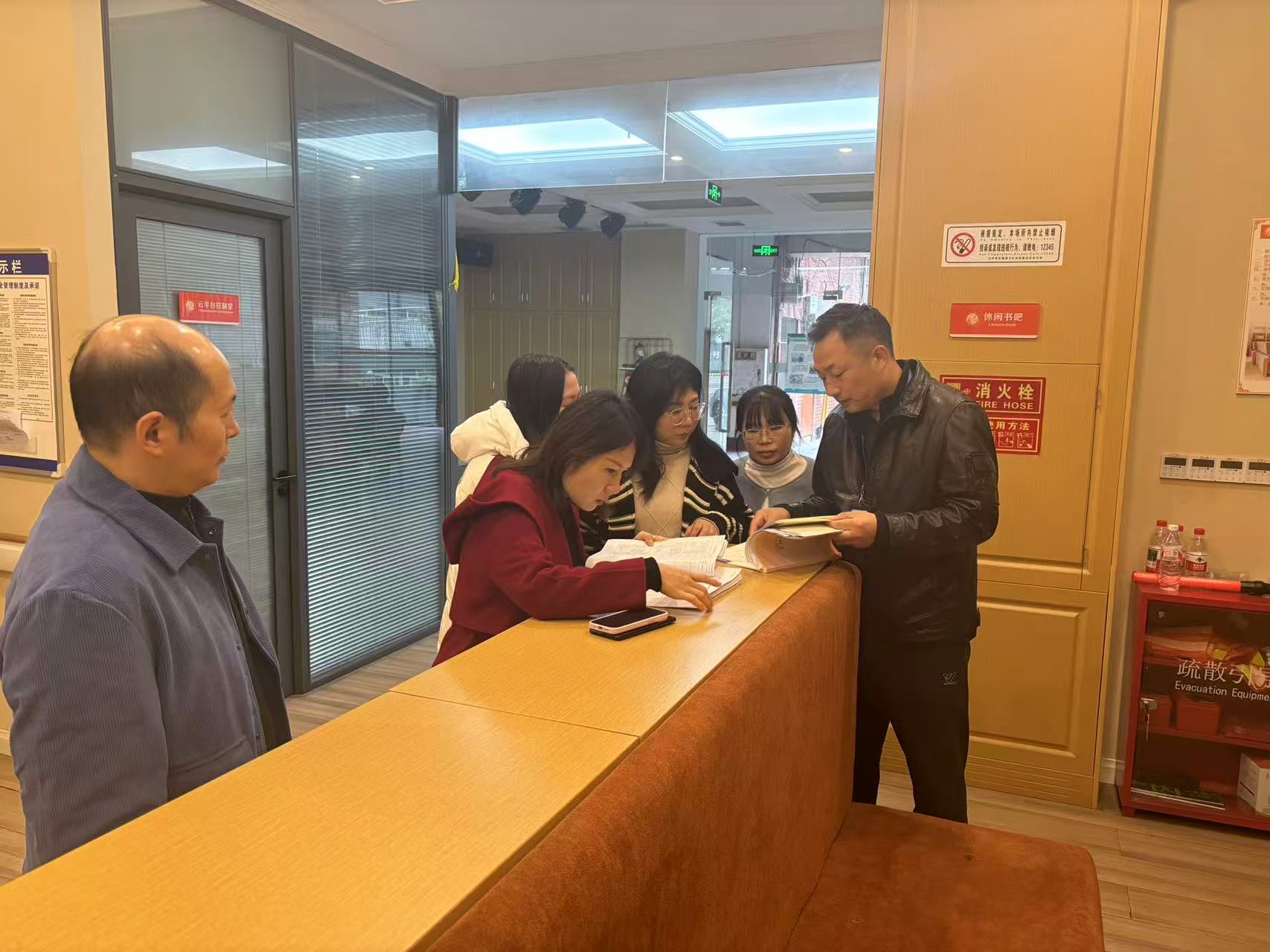 12:磁器口街道检查养老服务中心消防安全 筑牢安全“防护网”1.jpg