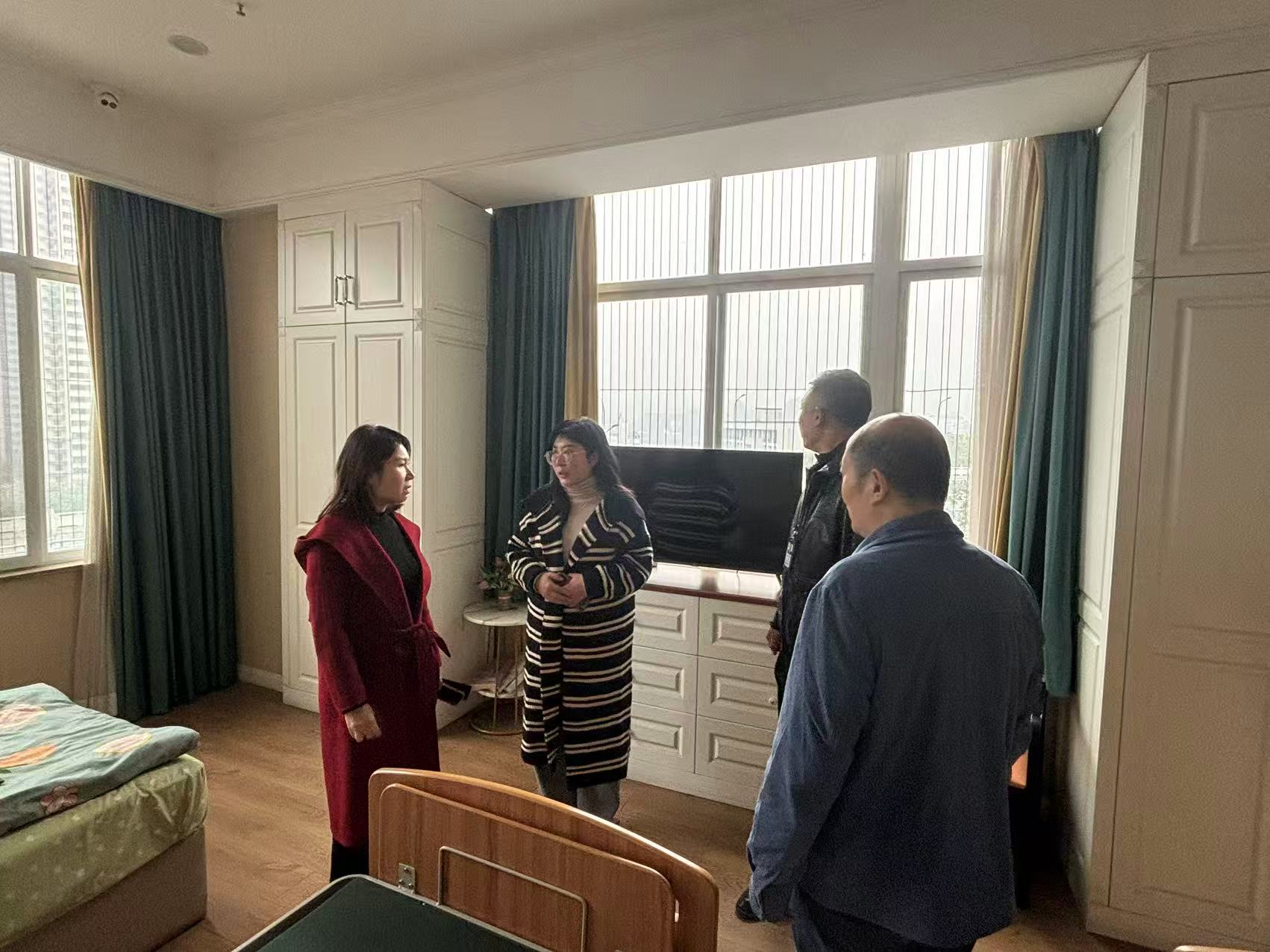 12:磁器口街道检查养老服务中心消防安全 筑牢安全“防护网”2.jpg