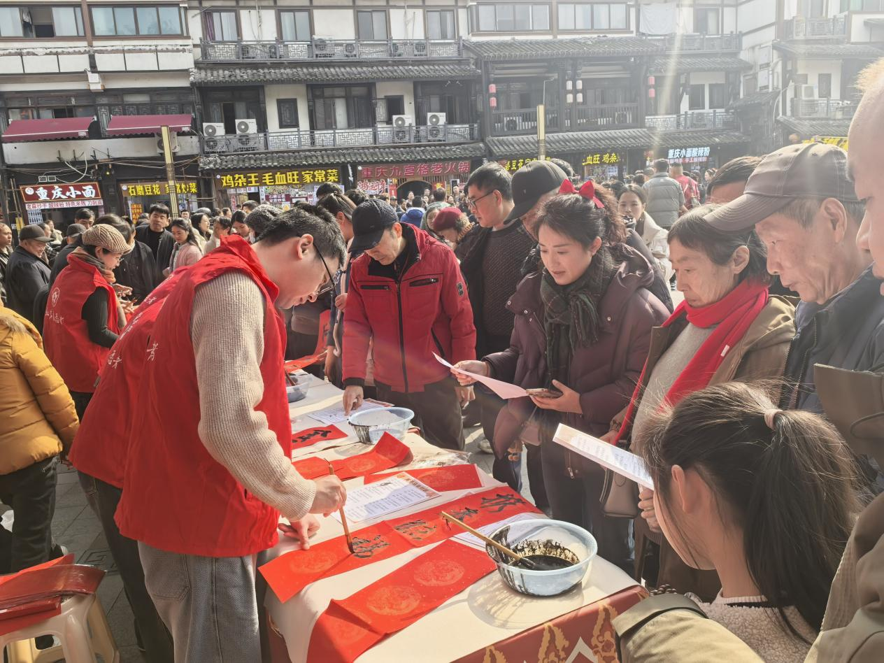 13:翰墨迎新春 送福进景区 侨界力量绘浓磁器口古镇马年年味2.png