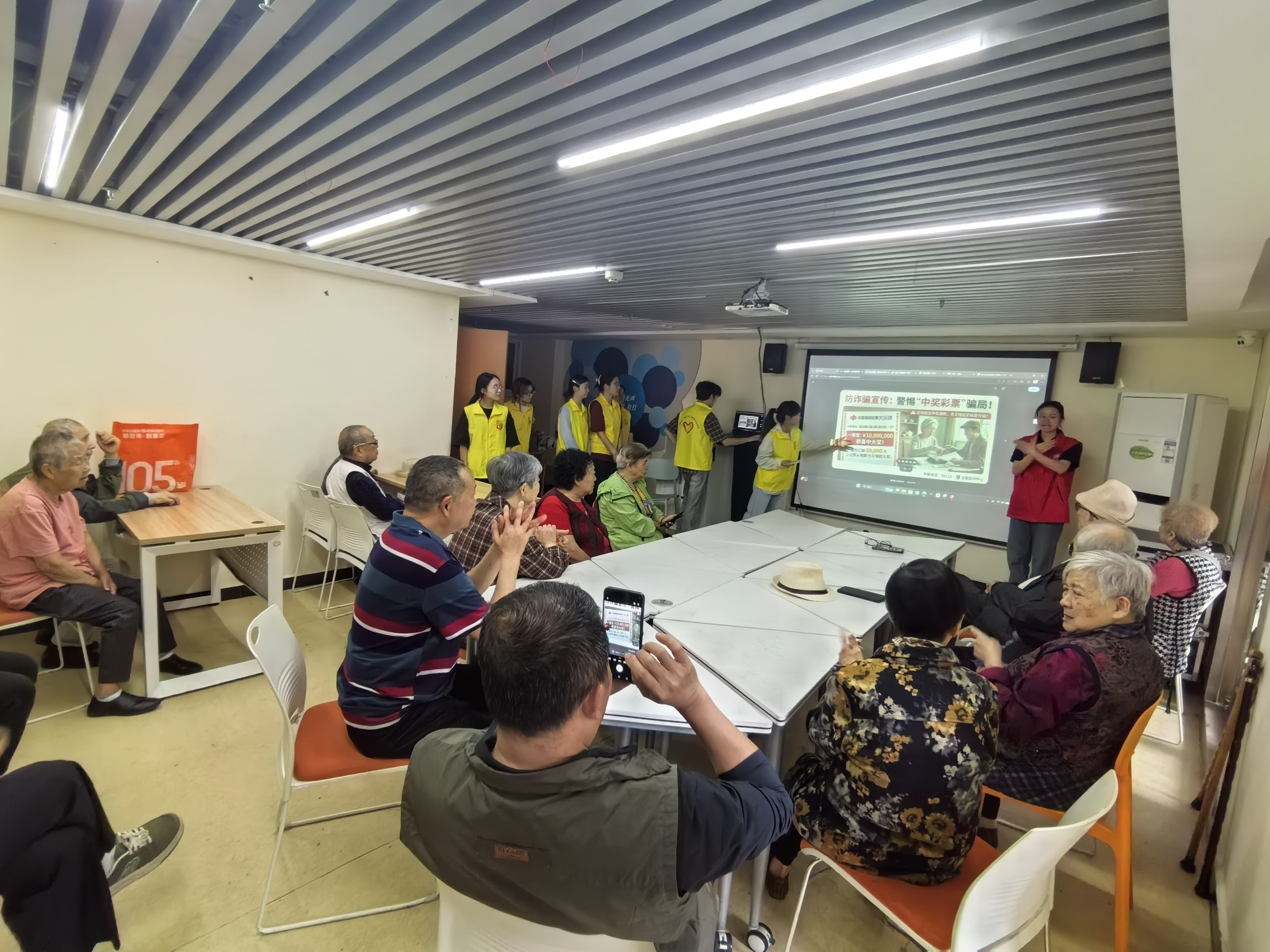 02:磁器口街道磁建村社区开展AI小正,法治暖阳防诈知识专题讲座1.jpg