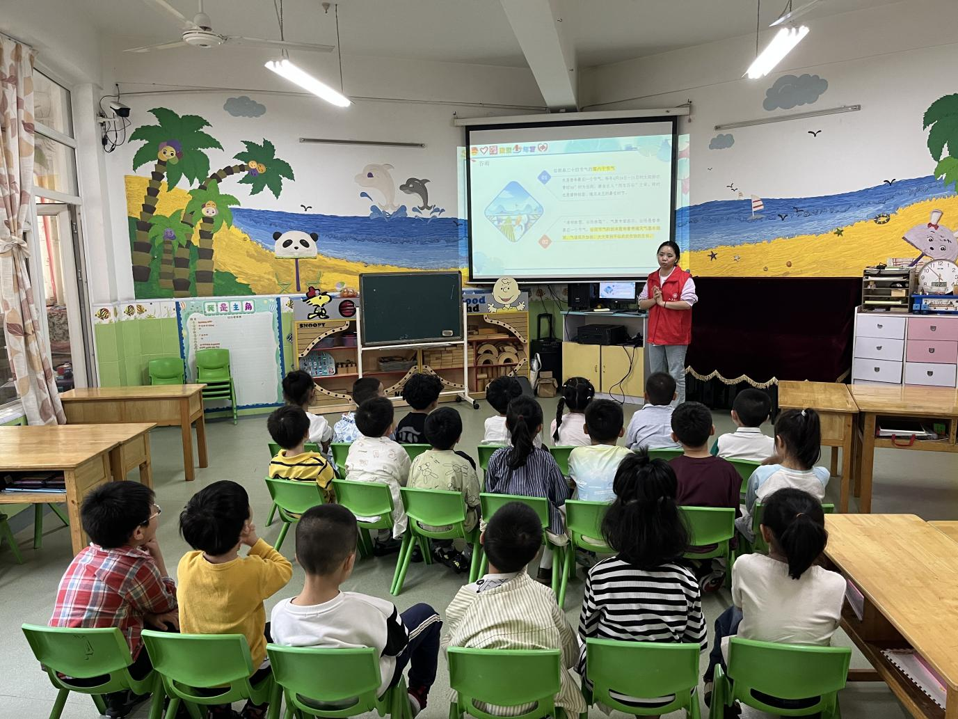 03:磁器口街道凤凰山社区联合百年世家幼儿园开展“谷雨润春生·绿植伴成长”主题活动.png