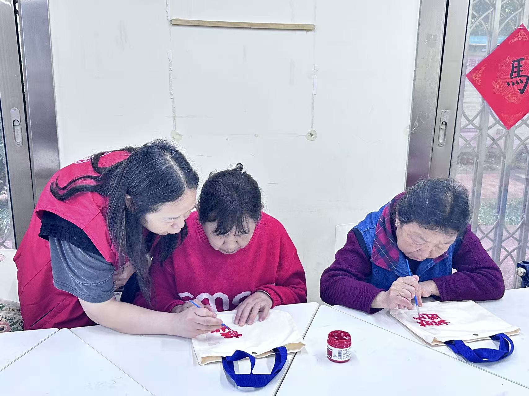 07:磁器口街道磁建村社区开展“暖心五一 把爱‘袋’回家”DIY涂鸦帆布袋手工活动2.jpg