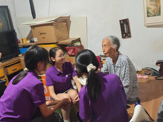 01:重庆医科大学药学院学子走进磁器口街道金蓉社区开展社会实践活动1.png