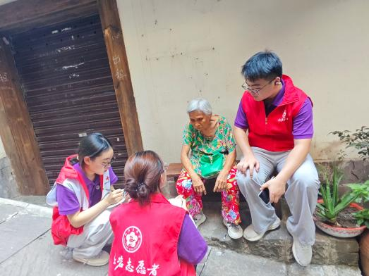 01:重庆医科大学药学院学子走进磁器口街道金蓉社区开展社会实践活动2.png