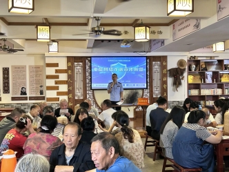 回龙坝镇：聚龙城社区联合辖区单位开展安全知识宣传工作