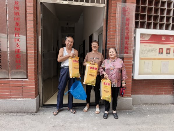 回龙坝镇：回龙坝社区开展垃圾分类积分兑换礼品活动