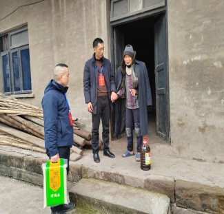 回龙坝镇：梁滩桥村开展新春送温暖活动