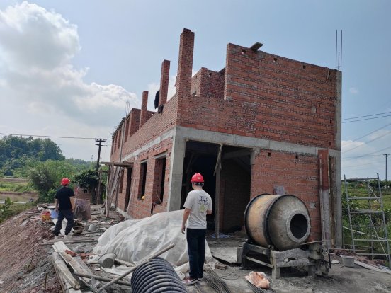 回龙坝镇：梁滩桥村开展在建工地安全检查