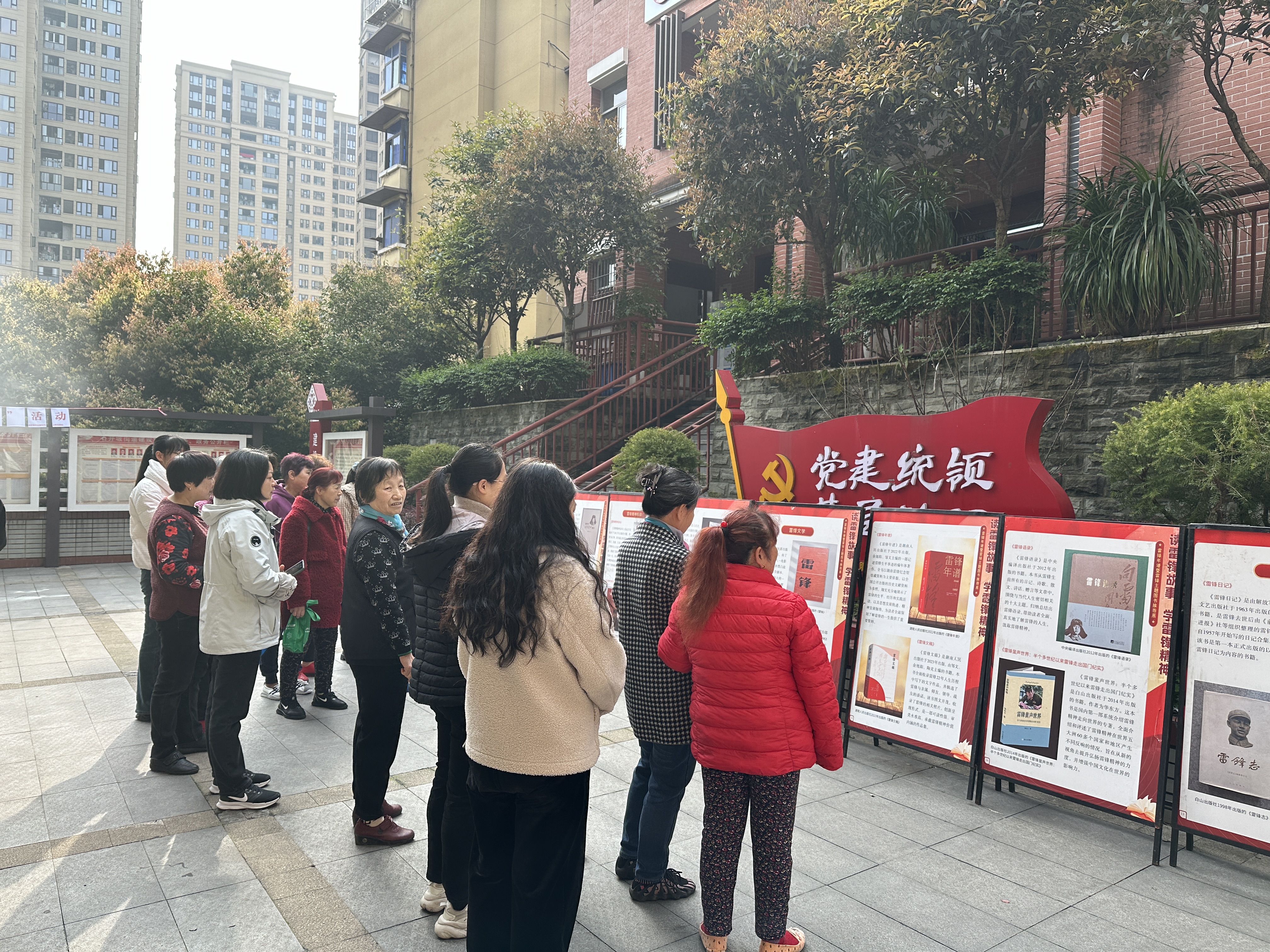 石井坡街道建设坡社区开展“读雷锋故事，学雷锋精神”巡展活动