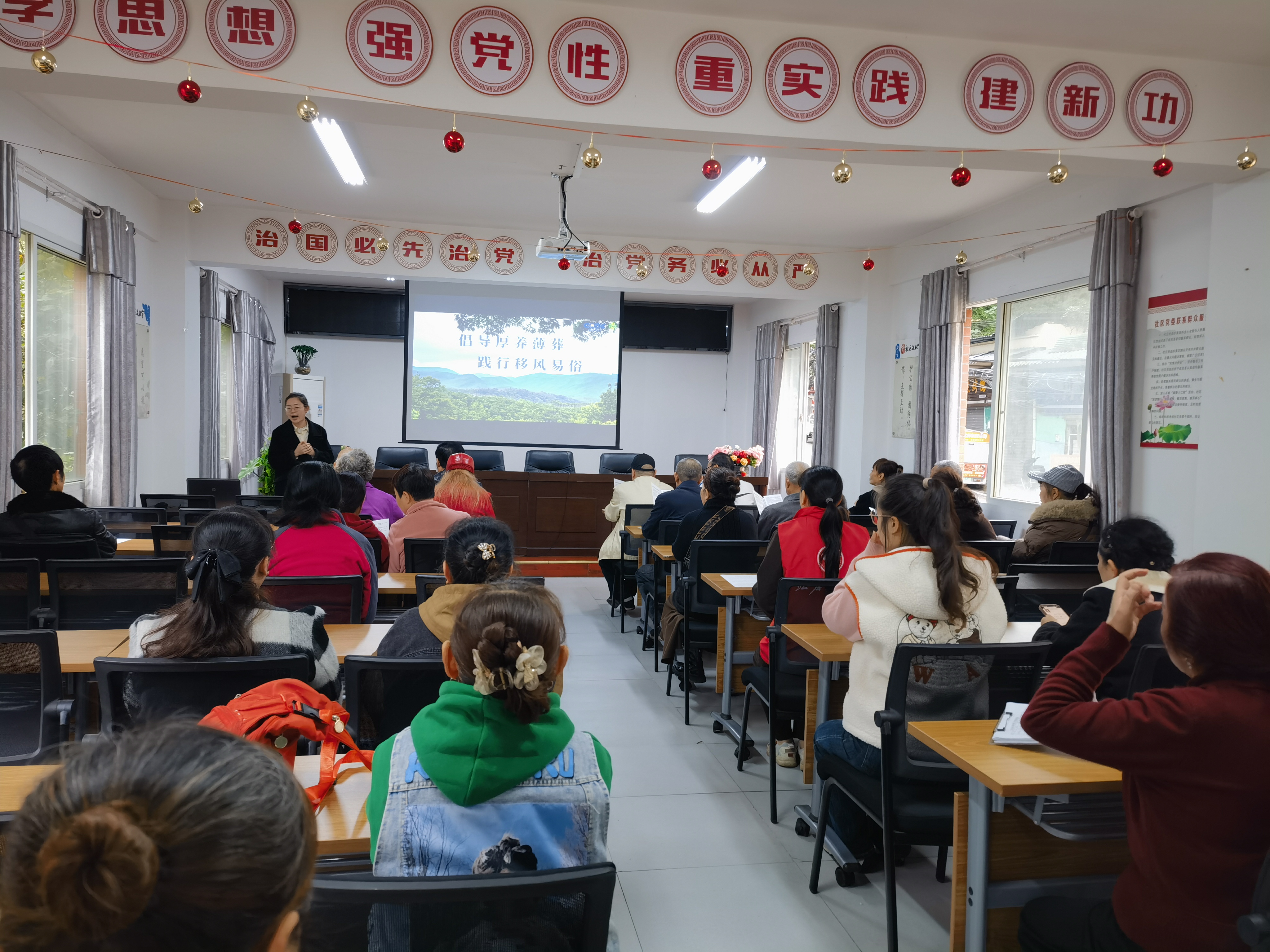 石井坡街道和平山社区开展“倡导厚养薄葬践行移风易俗”主题宣讲