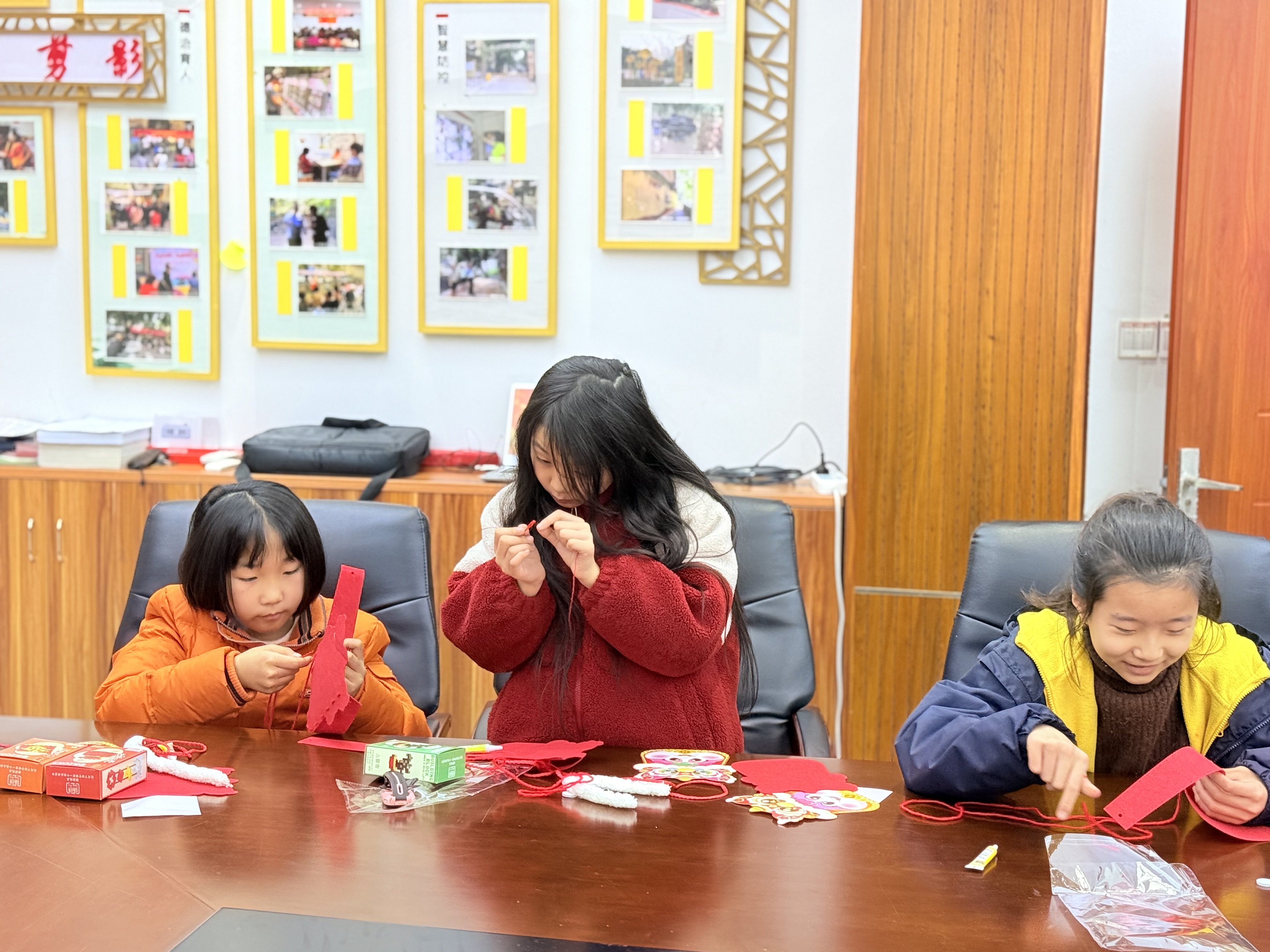 石井坡街道光荣坡社区开展“小年纳福∙潮包贺新岁”青少年手工活动
