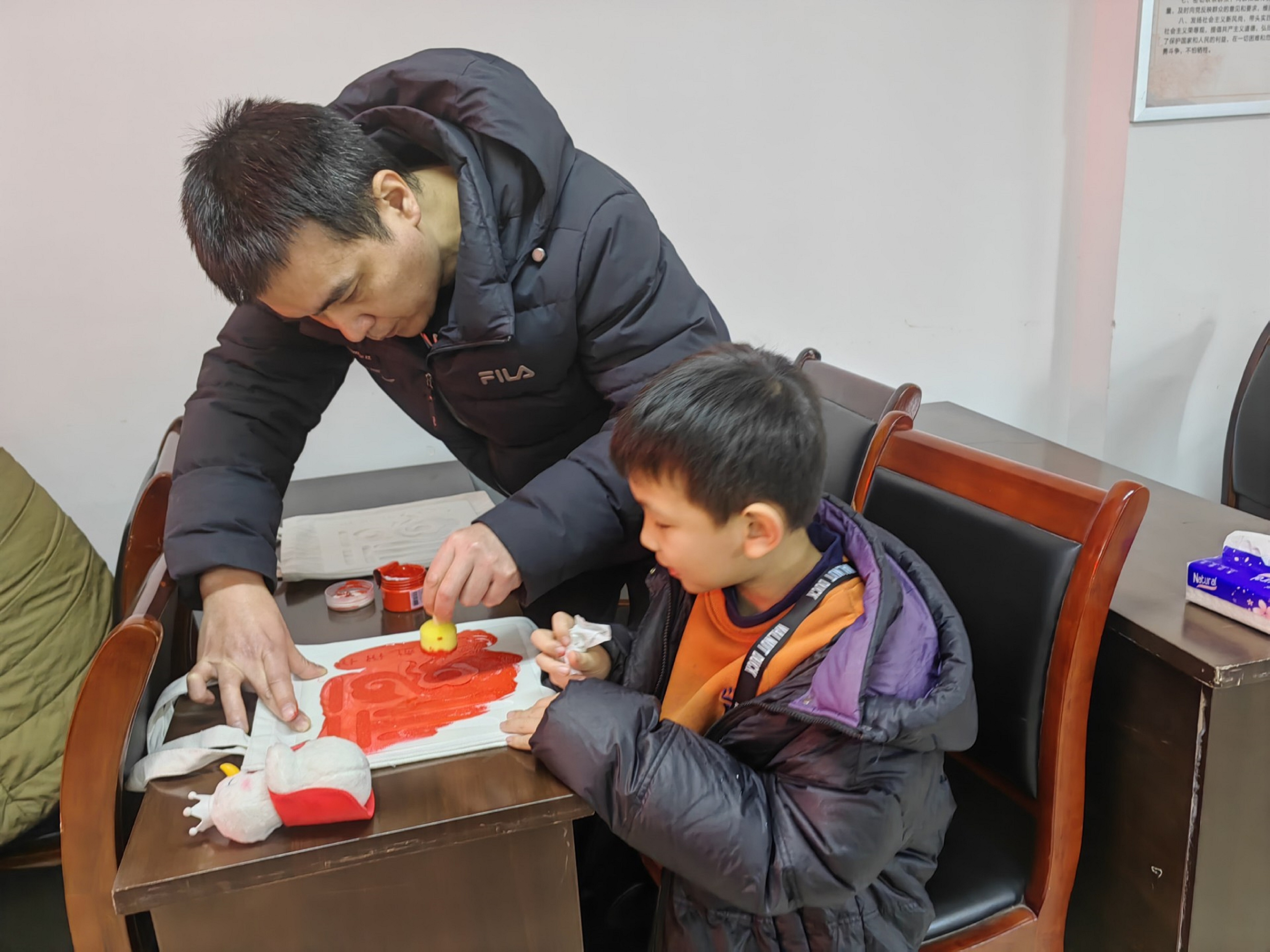 石井坡街道远祖桥社区开展“巧手拓印悦享亲子”活动