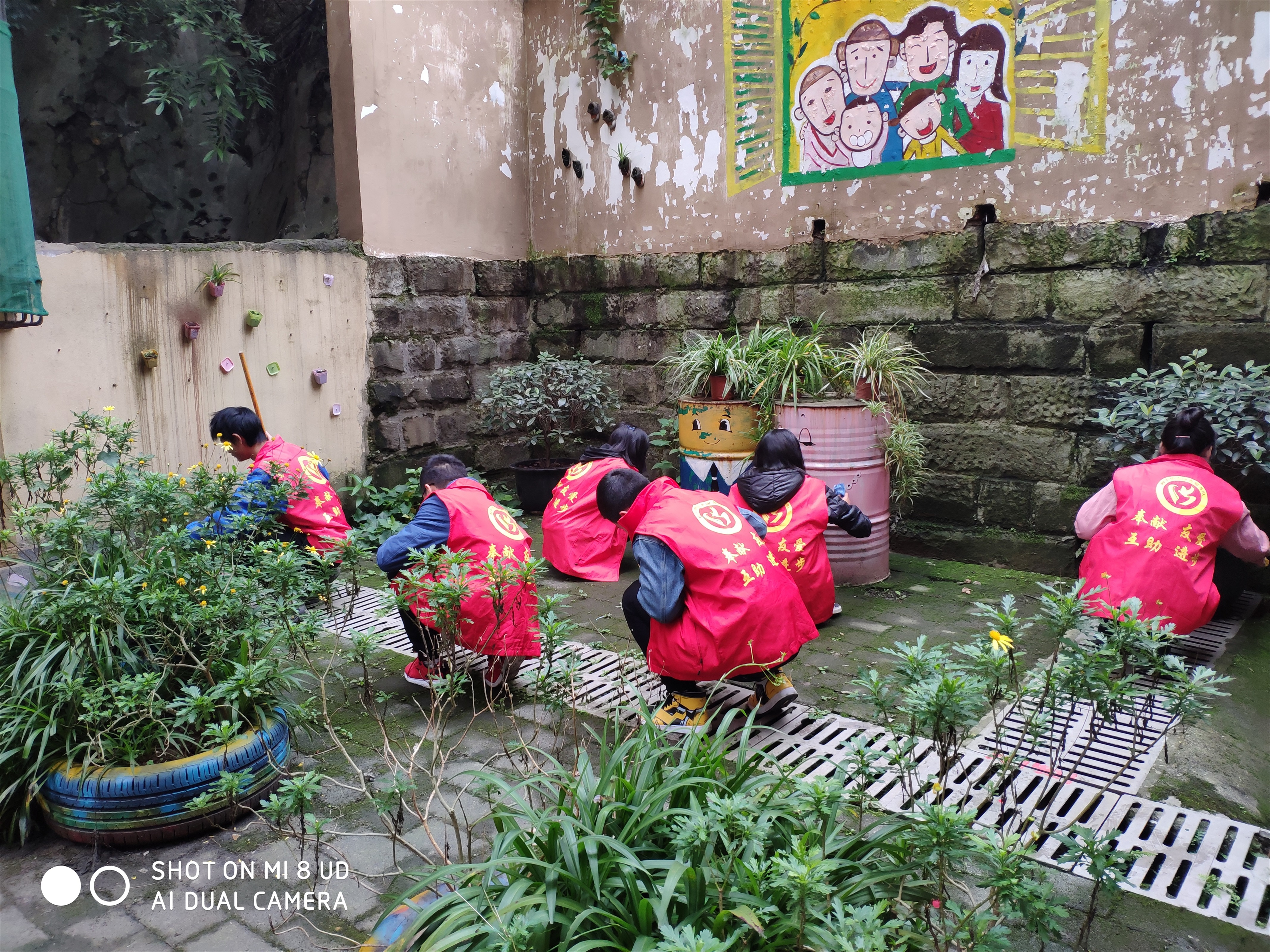 石井坡街道和平山社区组织青少年开展绿色家园维护活动