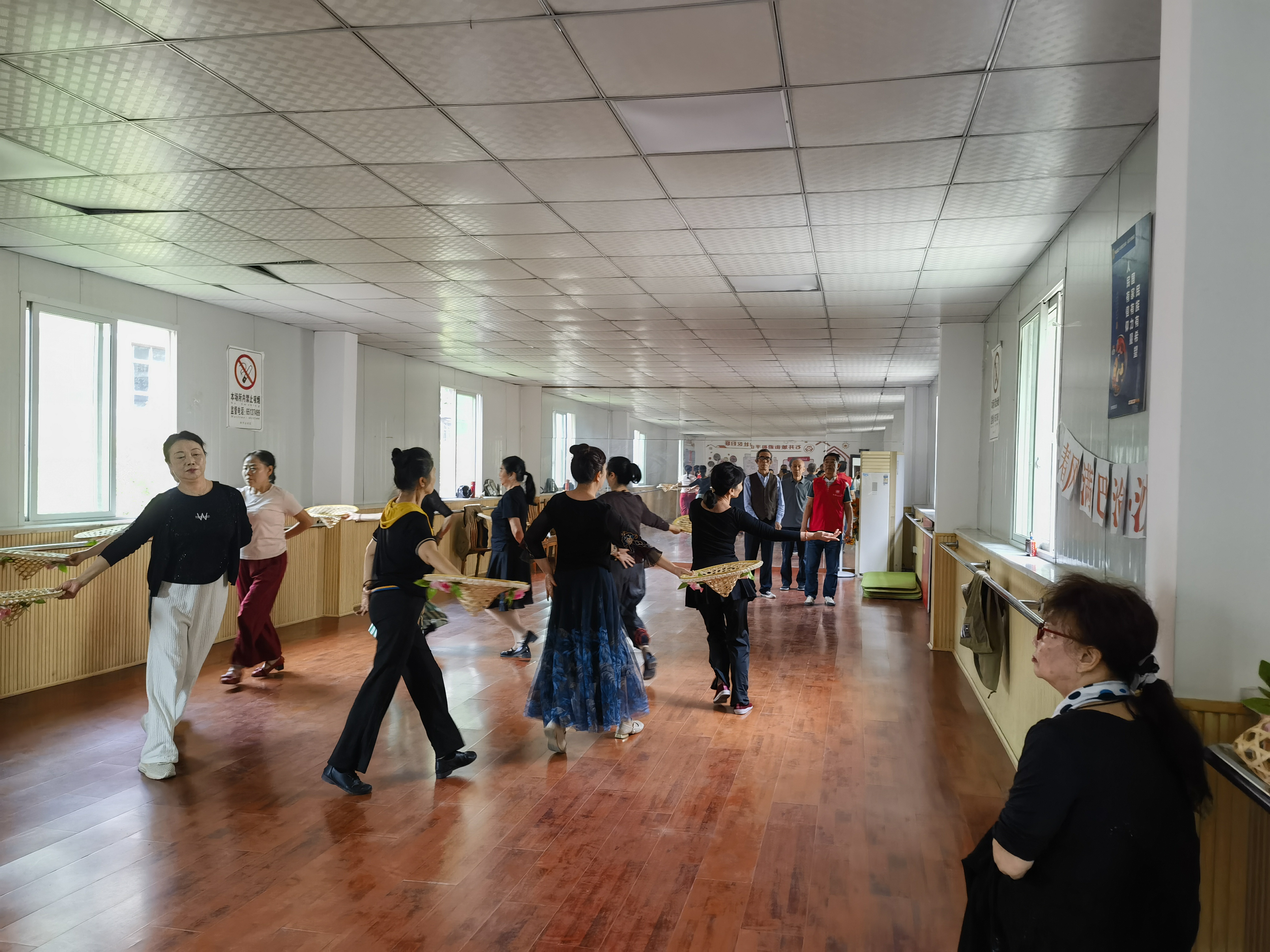 和5.7-石井坡街道和平山社区开展健身舞培训活动.jpg