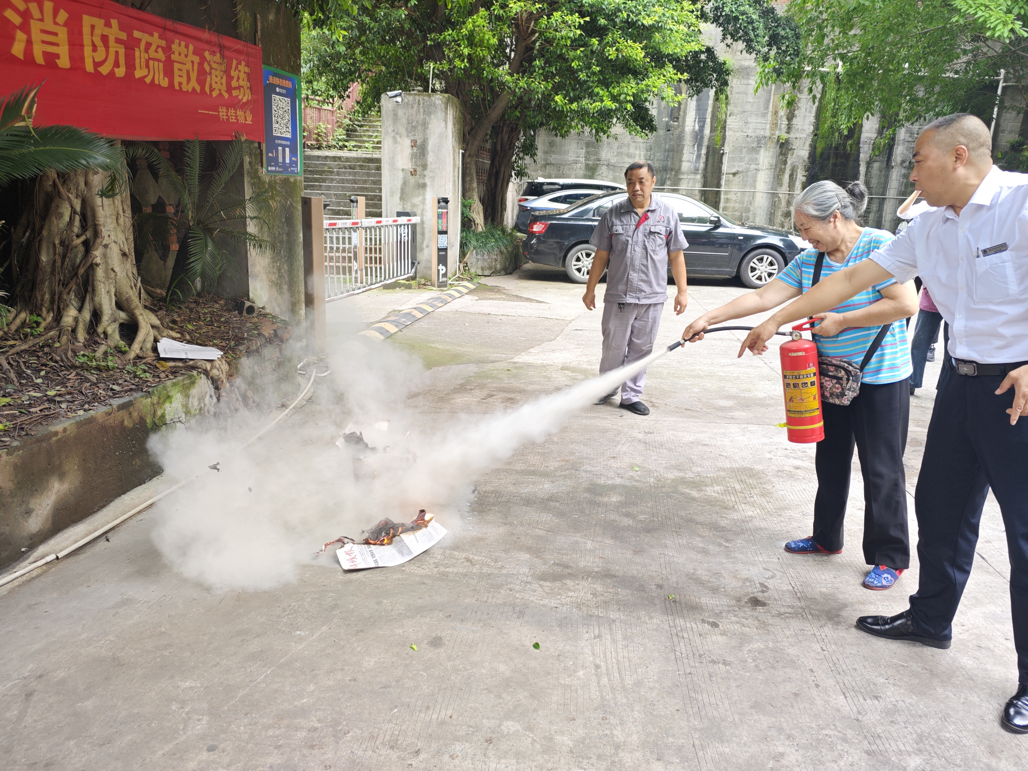 20260520-中心湾社区开展消防安全实操演练活动3.jpg
