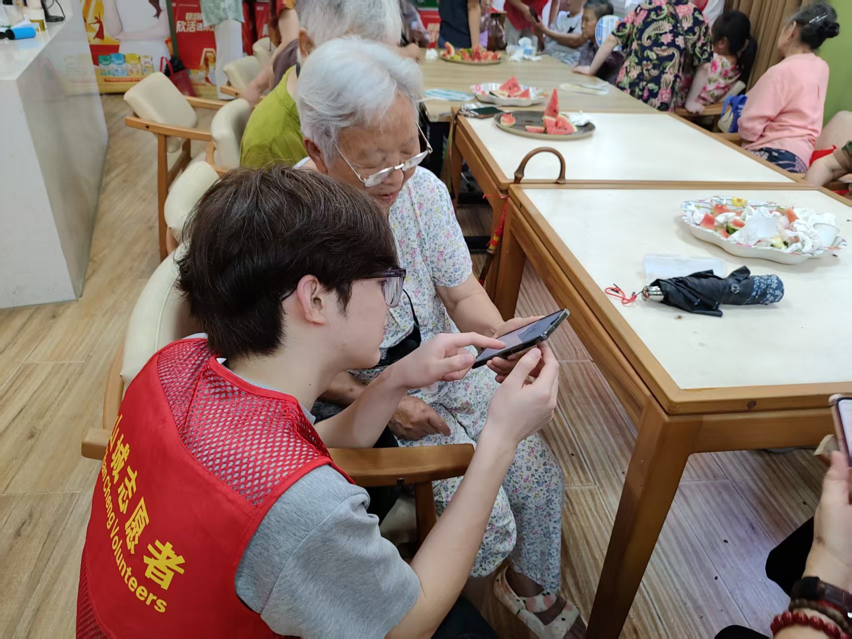 图片一:20260729沙正街社区开展“跨越数字鸿沟,乐享银龄生活”公益活动.jpg
