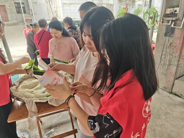 覃家岗街道梨树湾村开展”生育津贴 即申即享”宣传活动