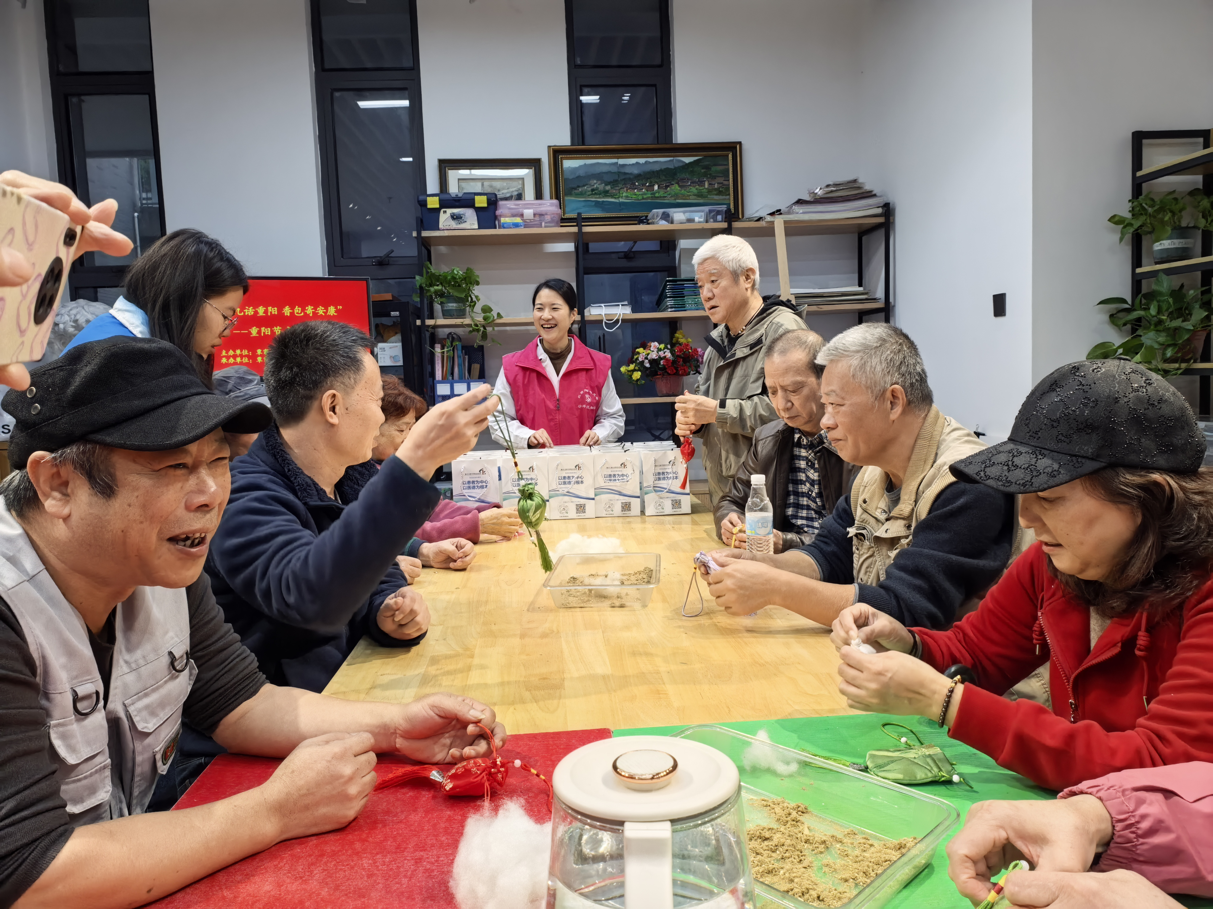 覃家岗街道梨泉社区开展 “九九话重阳 香包寄安康”主题活动