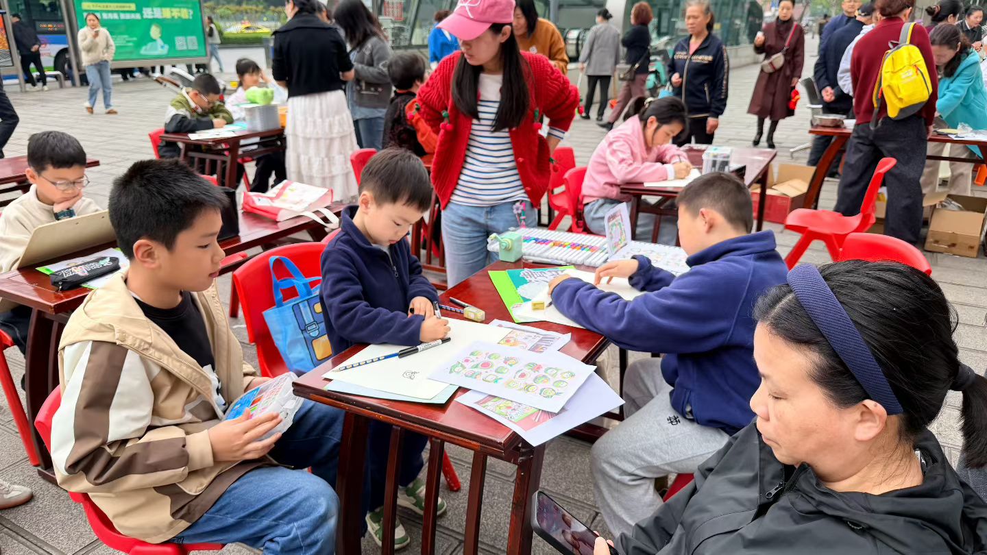 覃家岗街道凤天路社区渝好空间开展“包青团绘春色·义诊暖民心”春假活动
