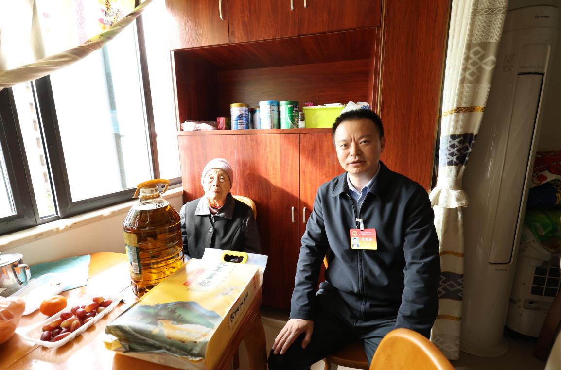 天星桥街道小正街社区开展区人大代表重阳节走访慰问老龄老人活动