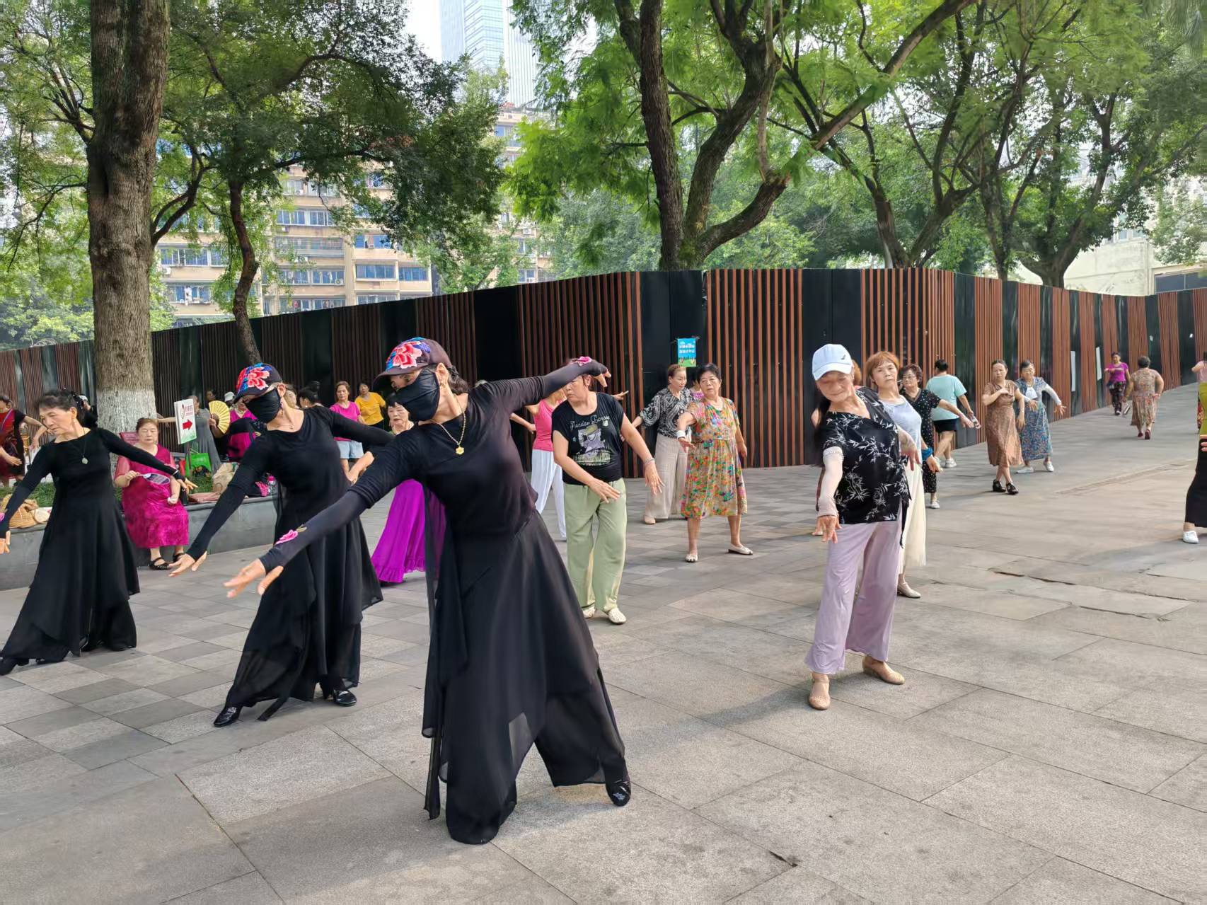 天星桥街道小正街社区开展区人大代表重阳节走访慰问老龄老人活动