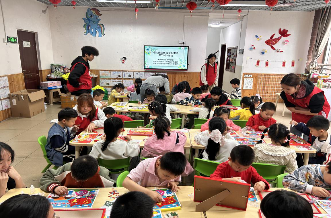 天星桥街道小正街社区开展 “侨心连故土 童心绘中华”手工制作活动