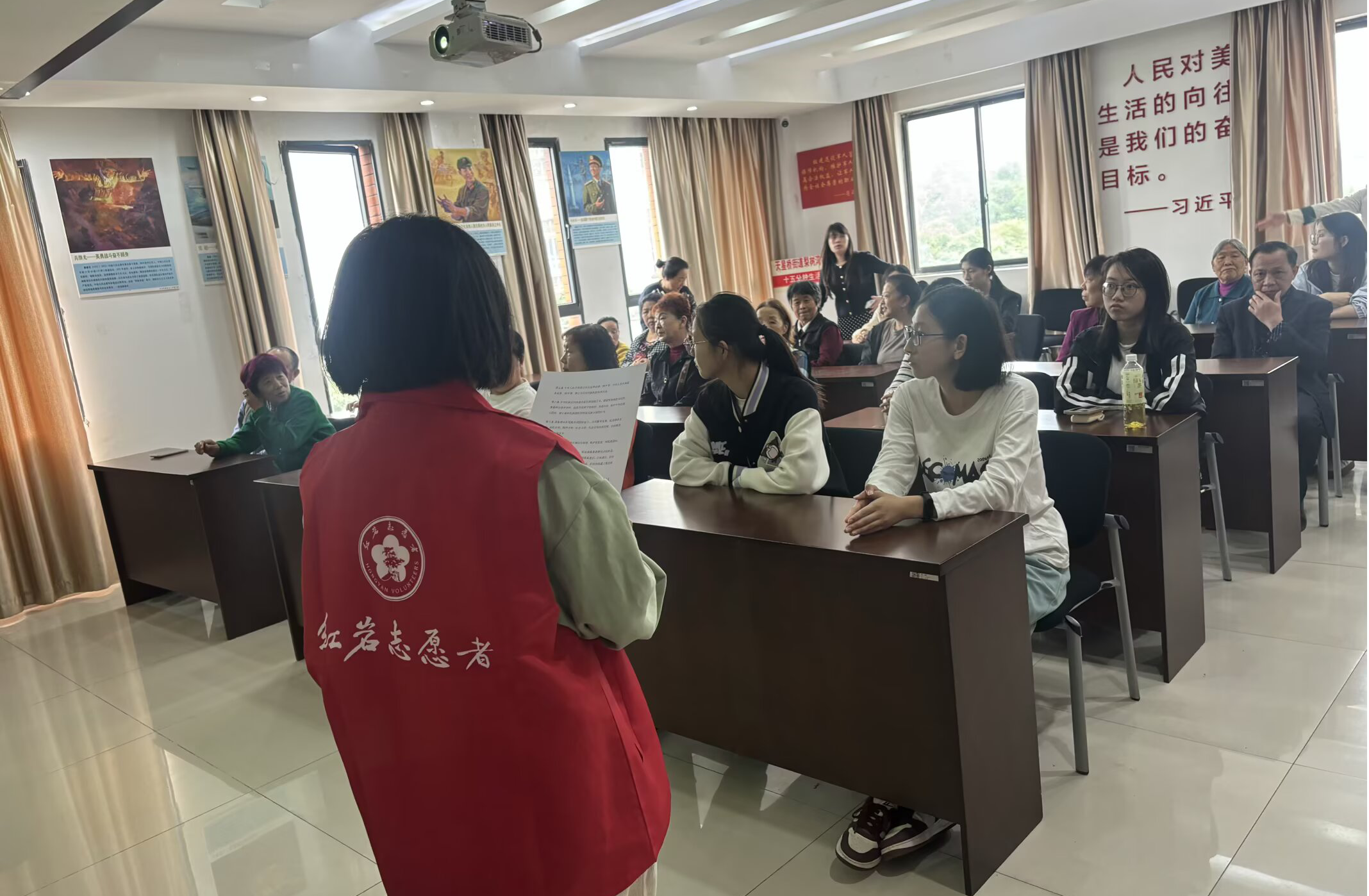 天星桥街道梨树湾社区开展“第38个爱国卫生月”宣传活动