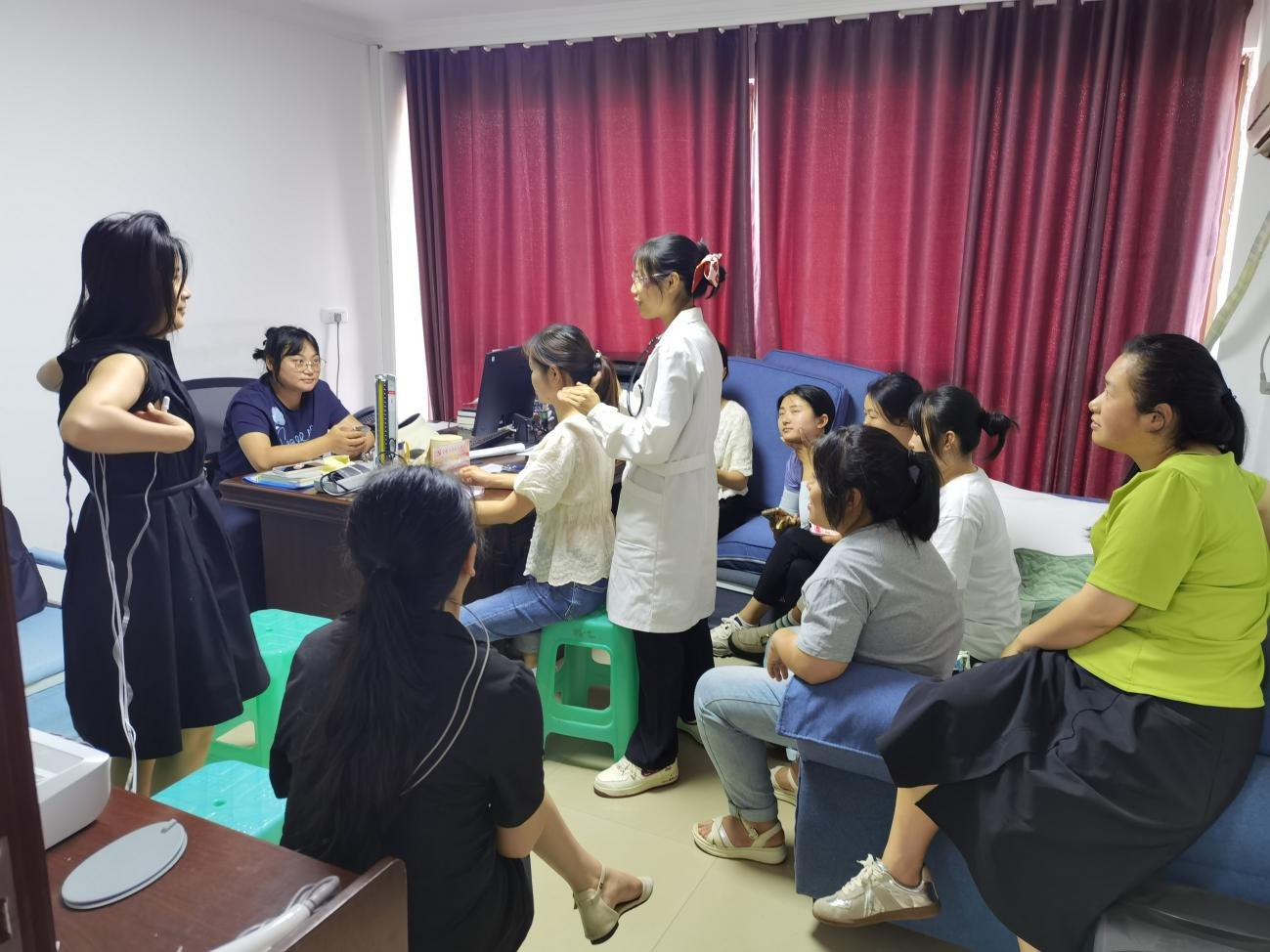 中梁镇：石院村妇联开展中医义诊活动
