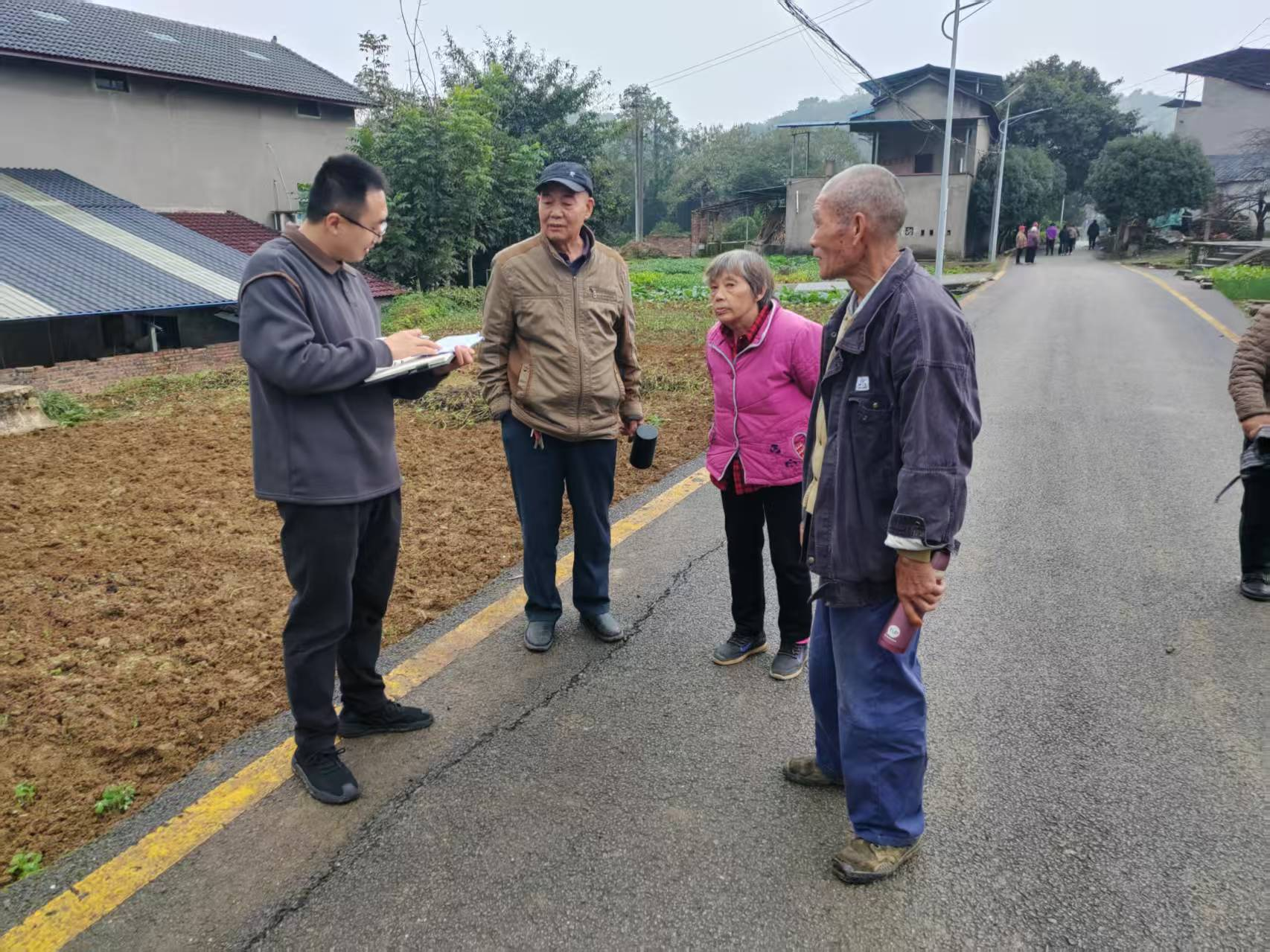 中梁镇：医保入户传政策 服务贴心暖民心